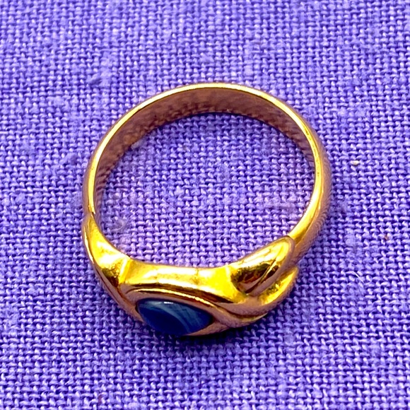 Vintage Avon ring size 7.75 gold tone with a blue center stone 🌷🌺 - Picture 5 of 7